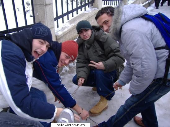 nu se trage oricine de sireturi q noi :rotfl: :rotfl: :rotfl: fun x 99